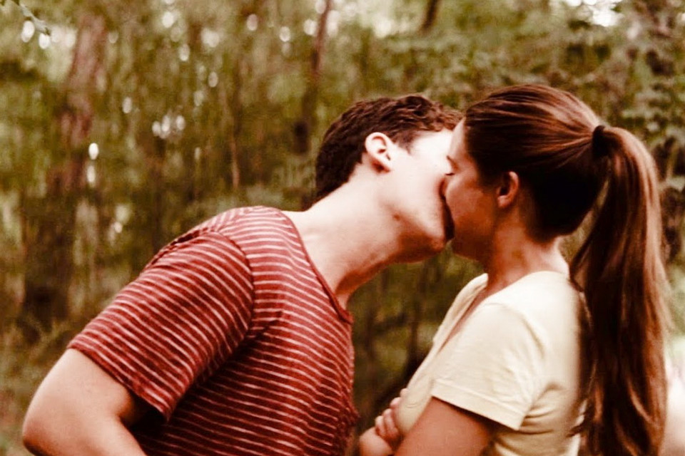 Sự thật bẽ bàng đằng sau những nụ hôn nóng bỏng của Hollywood